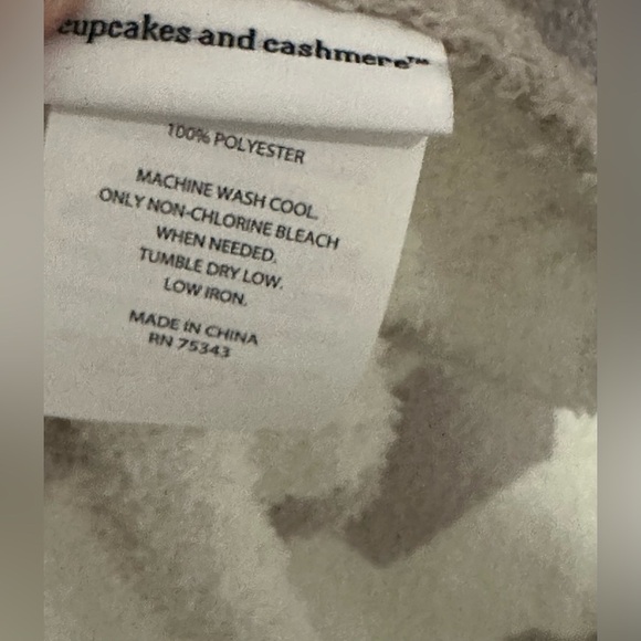 ✨NWT✨ Cupcakes & Cashmere: Decorative Throw - Picture 6 of 6